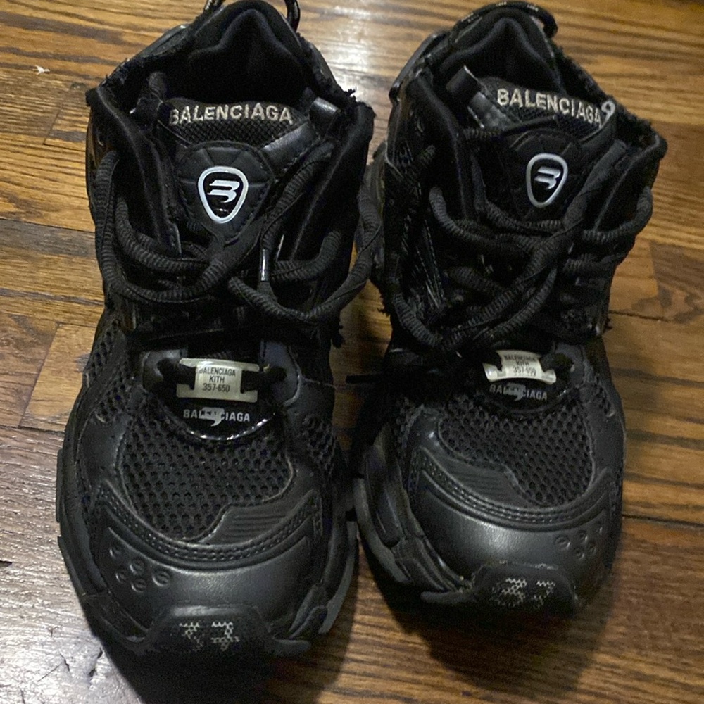 balenciaga runner black